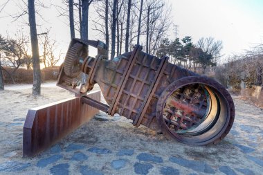 Seoul, Güney Kore - 3 Mart 2018: büyük boşaltma Vana Seonyudo Park Seoul, Güney Kore. Parkta bir filtrasyon tesisi, böylece endüstriyel bak, eskiden ama ekolojik bir parka dönüştürüldü.