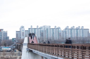 Seoul, Güney Kore - 3 Mart 2018: köprü görünümünü Seonyudo parkta gün batımı ile Seoul, Güney Kore
