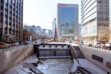 Seoul, Güney Kore - 6 Mart 2018: Cheonggyecheon Seoul City