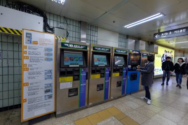 Seoul, Güney Kore - 6 Mart 2018: metro bilet satış makinesi metro tren istasyonunda Seoul City