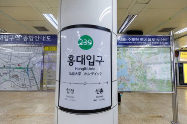 Seoul, Güney Kore - 6 Mart 2018: Hongdae tabela (Hongik Üniversitesi) Metro Seoul City
