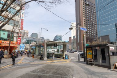 Seoul, Güney Kore - 6 Mart 2018: kapı, Seul Metro City Hall istasyonunda Seoul city
