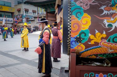 Seoul, Güney Kore - 6 Mart 2018: Royal guard geçit töreni Deoksugung Sarayı