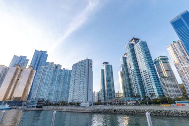 Busan, Güney Kore - 14 Mart 2018: gökdelenler Busan Haeundae waterfront İlçesi'nde deniz şehrin. Bay 101 göster.