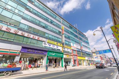 Gimhae, Güney Kore - 10 Mart 2018: alışveriş bölgesine Gimhae Jongno sokak, bina