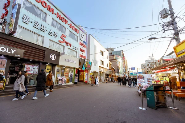 2018年3月2日 当地商店 在宏达 弘大学 购物街排队 宏达是汉城年轻人的购物文化街 — 图库照片