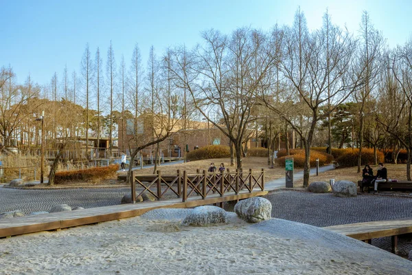 Seonyudo Park Seoul, Güney Kore Seoul, Güney Kore - 3 Mart 2018: görünümü. Parkta bir filtrasyon tesisi, böylece endüstriyel bak, eskiden ama ekolojik bir parka dönüştürüldü.