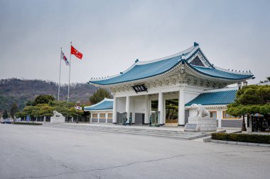 Seoul, Güney Kore - 19 Mart 2018: Memorial Gate Seoul Ulusal Mezarlığı, Kore (Kore dili çeviri Memorial kapısı)