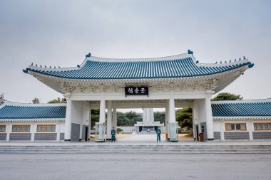 Seoul, Güney Kore - 19 Mart 2018: Memorial Gate Seoul Ulusal Mezarlığı, Kore (Kore dili çeviri Memorial kapısı)
