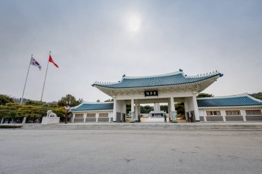 Seoul, Güney Kore - 19 Mart 2018: Memorial Gate Seoul Ulusal Mezarlığı, Kore (Kore dili çeviri Memorial kapısı)