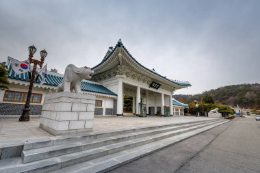 Seoul, Güney Kore - 19 Mart 2018: Memorial Gate Seoul Ulusal Mezarlığı, Kore (Kore dili çeviri Memorial kapısı)