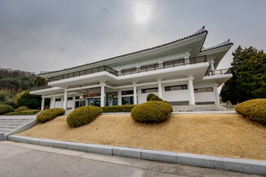 Seoul, Güney Kore - 19 Mart 2018: eserleri sergi salonunda Seoul National Cemetery