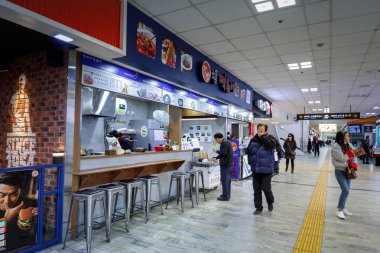 Seoul, Güney Kore - 7 Mart 2018: Seul hızlı otobüs terminalinde bir hat meşgul restoran. Seul hızlı otobüs Terminal olduğunu ana otobüs terminali Seocho-gu içinde bulunan.