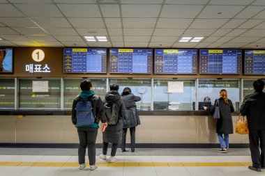 Seoul, Güney Kore - 7 Mart 2018: bilet gişesi Seul Express otobüs terminaline. Seul hızlı otobüs Terminal olduğunu ana otobüs terminali Seocho-gu içinde bulunan.