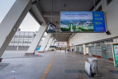 Seoul, Güney Kore - 7 Mart 2018: görünüm Seul ekspres otobüs terminali. Seul hızlı otobüs Terminal olduğunu ana otobüs terminali Seocho-gu içinde bulunan.