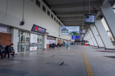 Seoul, Güney Kore - 7 Mart 2018: görünüm Seul ekspres otobüs terminali. Seul hızlı otobüs Terminal olduğunu ana otobüs terminali Seocho-gu içinde bulunan.