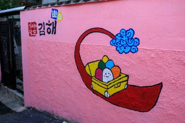 Gimhae, Güney Kore - 10 Mart 2018: Street art Gimhae bir tuğla duvara