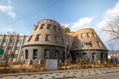 Gimhae, Güney Kore - 10 Mart 2018: cephe Gimhae Kütüphanesi