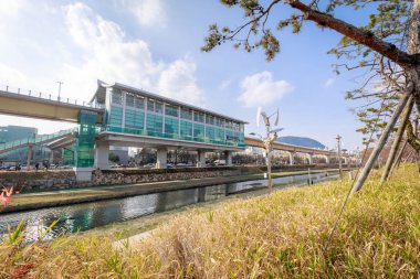 Gimhae, Güney Kore - 10 Mart 2018: Surowangneung Metro İstasyonu'na akışı park ile