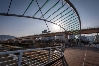 Gimhae akışı park modern köprüden toplayan Gimhae, Güney Kore - 10 Mart 2018: