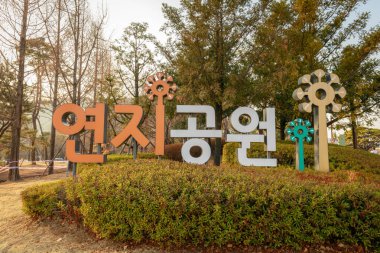Gimhae parkta Yeonji iz Gimhae, Güney Kore - 10 Mart 2018: