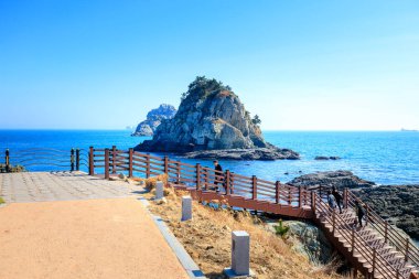 Busan, Güney Kore - 14 Mart 2018: Oryukdo sahne gökyüzü yürüyüş Busan City