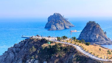 Busan, Güney Kore - 14 Mart 2018: Oryukdo sahne gökyüzü yürüyüş Busan City