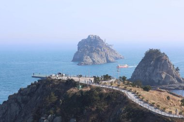 Busan, Güney Kore - 14 Mart 2018: Oryukdo sahne gökyüzü yürüyüş Busan City