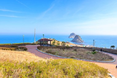 Busan, Güney Kore - 14 Mart 2018: Oryukdo sahne gökyüzü yürüyüş Busan City