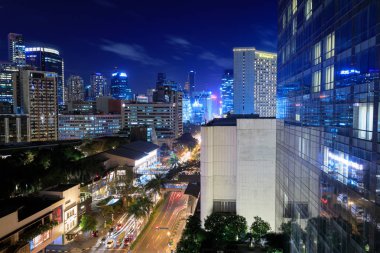 Manila, Filipinler - 25 Şubat 2018: Eleveted, gece görünümü Makati, iş bölgesine Metro Manila, Filipinler