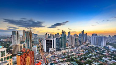 Manila, Filipinler - 25 Şubat 2018: Eleveted, gece görünümü Makati, iş bölgesine Metro Manila, Filipinler