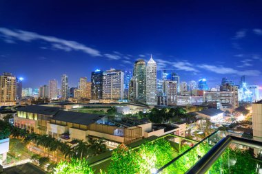 Manila, Filipinler - 25 Şubat 2018: Eleveted, gece görünümü Makati, iş bölgesine Metro Manila, Filipinler
