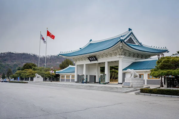 Seoul, Güney Kore - 19 Mart 2018: Memorial Gate Seoul Ulusal Mezarlığı, Kore (Kore dili çeviri Memorial kapısı)