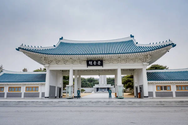 Seoul, Güney Kore - 19 Mart 2018: Memorial Gate Seoul Ulusal Mezarlığı, Kore (Kore dili çeviri Memorial kapısı)