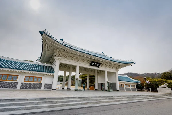 Seoul, Güney Kore - 19 Mart 2018: Memorial Gate Seoul Ulusal Mezarlığı, Kore (Kore dili çeviri Memorial kapısı)
