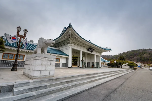 Seoul, Güney Kore - 19 Mart 2018: Memorial Gate Seoul Ulusal Mezarlığı, Kore (Kore dili çeviri Memorial kapısı)