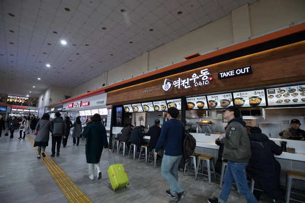 Seoul, Güney Kore - 7 Mart 2018: Seul hızlı otobüs terminalinde bir hat meşgul restoran. Seul hızlı otobüs Terminal olduğunu ana otobüs terminali Seocho-gu içinde bulunan.