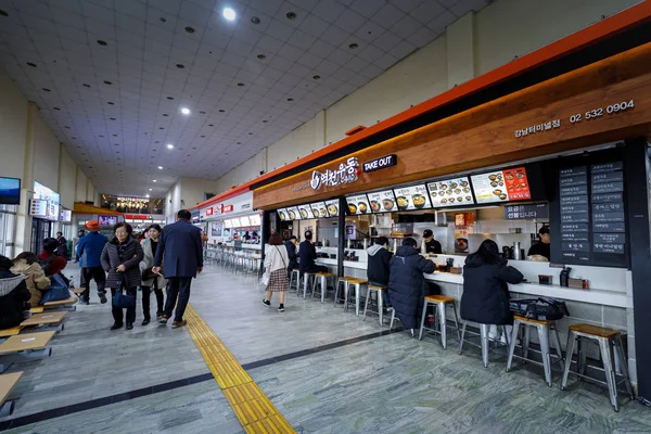 Seoul, Güney Kore - 7 Mart 2018: Seul hızlı otobüs terminalinde bir hat meşgul restoran. Seul hızlı otobüs Terminal olduğunu ana otobüs terminali Seocho-gu içinde bulunan.