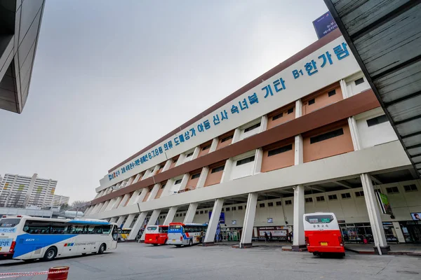 Seoul, Güney Kore - 7 Mart 2018: Facadde Seul ekspres otobüs terminali. Seul hızlı otobüs Terminal olduğunu ana otobüs terminali Seocho-gu içinde bulunan.