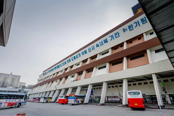 Seoul, Güney Kore - 7 Mart 2018: Facadde Seul ekspres otobüs terminali. Seul hızlı otobüs Terminal olduğunu ana otobüs terminali Seocho-gu içinde bulunan.