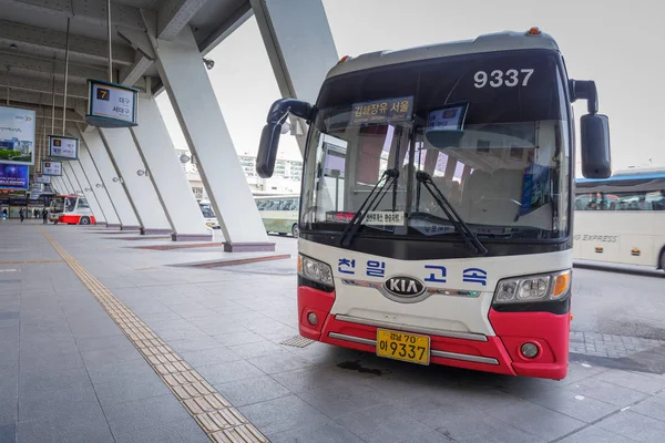 Seoul, Güney Kore - 7 Mart 2018: görünüm Seul ekspres otobüs terminali. Seul hızlı otobüs Terminal olduğunu ana otobüs terminali Seocho-gu içinde bulunan.