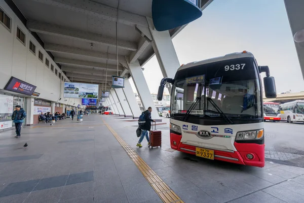Seoul, Güney Kore - 7 Mart 2018: görünüm Seul ekspres otobüs terminali. Seul hızlı otobüs Terminal olduğunu ana otobüs terminali Seocho-gu içinde bulunan.