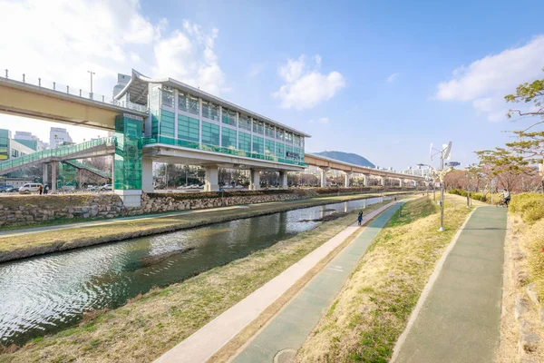 Gimhae, Güney Kore - 10 Mart 2018: Surowangneung Metro İstasyonu'na akışı park ile