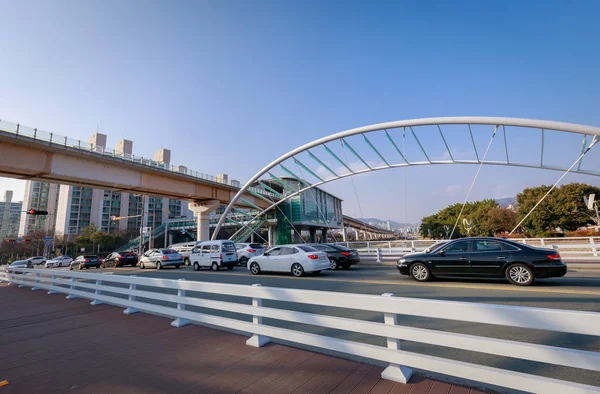 Gimhae akışı park modern köprüden toplayan Gimhae, Güney Kore - 10 Mart 2018: