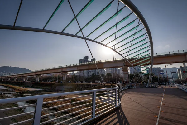 Gimhae akışı park modern köprüden toplayan Gimhae, Güney Kore - 10 Mart 2018:
