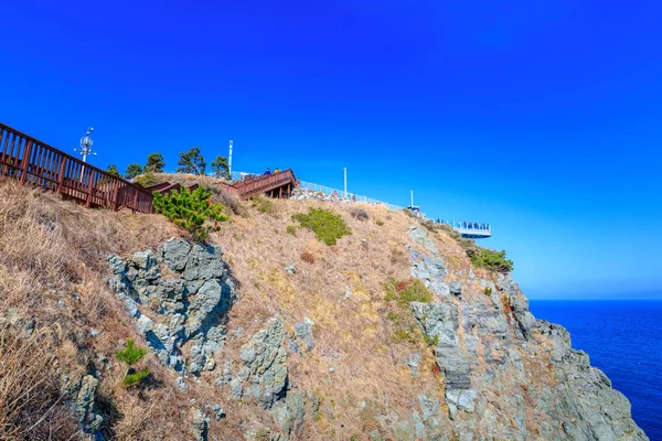Busan, Güney Kore - 14 Mart 2018: Oryukdo sahne gökyüzü yürüyüş Busan City