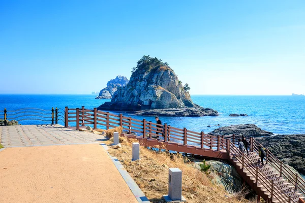 Busan, Güney Kore - 14 Mart 2018: Oryukdo sahne gökyüzü yürüyüş Busan City