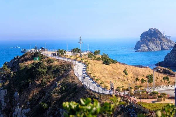 Busan, Güney Kore - 14 Mart 2018: Oryukdo sahne gökyüzü yürüyüş Busan City