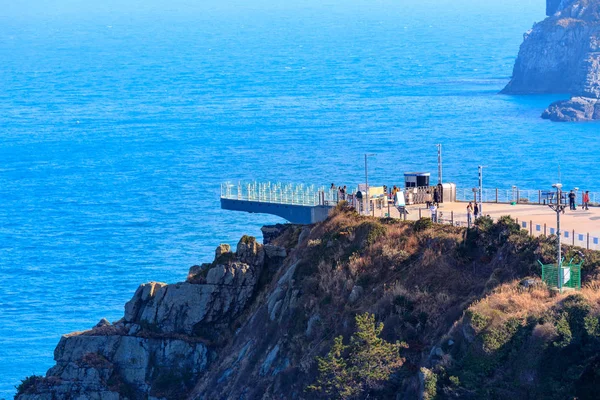 Busan, Güney Kore - 14 Mart 2018: Oryukdo sahne gökyüzü yürüyüş Busan City