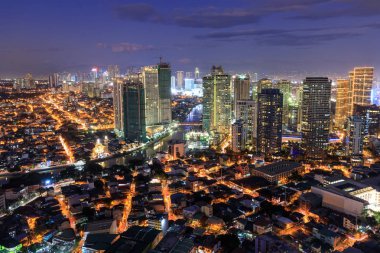 Manila, Filipinler - 25 Şubat 2018: Eleveted, Rockwell, gece görüş görünümünden P Burgos Makati Metro Manila, Filipinler